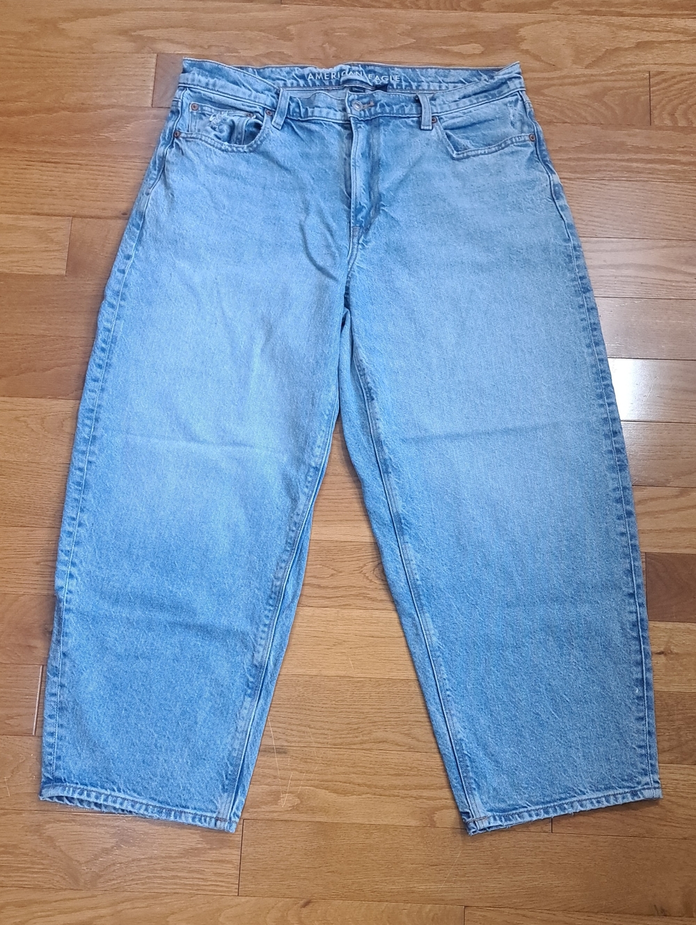 American Eagle Outfitters Women's Light Wash Barrel Jeans